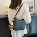 Borsa a spalla nera vintage a mezzaluna con ciondolo di peluche e logo dorato - con portachiavi / Nero