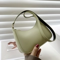 Minimalistische salbeigrüne Halbmond-Achseltasche aus mattem Leder mit Goldbeschlag - Grün