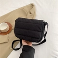 Borsa a tracolla in nylon nero trapuntato da donna con tracolla regolabile e stile casual - Nero