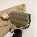 Borsa a tracolla in nylon trapuntato verde militare con morbida texture a sbuffo da donna - Verde