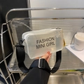 Petit sac bandoulière en PVC givré translucide avec sangle noire et imprimé tendance - Blanc