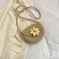 Borsa a tracolla intrecciata a mano in kaki con decorazione a margherita bianca - Cachi