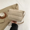 Borsa a tracolla beige trapuntata minimalista con design imbottito morbido da donna - Cachi