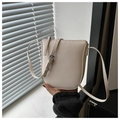 Primer plano de bolso bandolera beige en cuero granulado con hebilla de plata ajustable - Blanco Roto