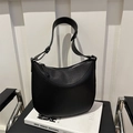 Bolso hobo negro minimalista con textura de grano y correa ajustable para el hombro - Negro