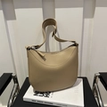 Bolso de hombro beige tipo medialuna con textura lichi y correa ancha - Caqui