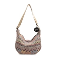 Sac à bandoulière tissé bohème avec motifs zigzag colorés et pendentif peluche sur fond blanc - Rose Avec Charme