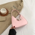 Minimalistische hellrosa Halbmond-Tasche mit silberner Schleife und Kettenriemen - Rosa