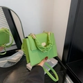 Mini borsa a tracolla verde lime con manico increspato e chiusura in metallo dorato - Verde