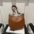 Bolso hobo media luna en cuero marrón con correa ajustable y cierre de cremallera - Marrón