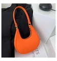 Sac sous le bras orange vif chic avec cuir synthétique texturé à relief crocodile - Orange