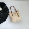 Große beige geflochtene Strohtasche mit braunen Lederriemen und gelbem Quastenanhänger - Gebrochenes Weiß