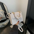 Elegante borsa quadrata beige con manico arricciato e fibbia in metallo dorato - Bianco