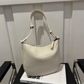 Elegante bolso de hombro media luna crema con textura de lichi y correa ajustable beige - Blanco