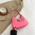 Schultertasche aus rosa Kunstleder mit silberner Schleifenschnalle und Metallkette - Rosenrosa