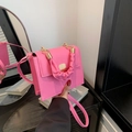 Elegante borsa quadrata rosa acceso con manico a pieghe e dettagli in metallo dorato - Rosa Rosso