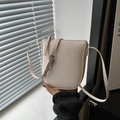 Schicke beige Umhängetasche in Quadratform mit Kieseltextur und verstellbarem Gurt - Gebrochenes Weiß
