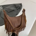 Bolso hobo marrón oscuro con detalles de flecos y hebillas de metal dorado - Marrón