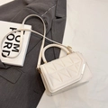 Sac à bandoulière matelassé blanc crème avec poignée tressée et bordure dorée - Blanc Cassé