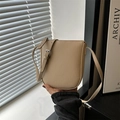 Minimalistische aprikosenfarbene Umhängetasche aus Leder mit verstellbarer Schnalle - Khaki