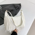 Bolso de hombro blanco minimalista con borlas y cuero con textura de grano y oro metálico - Blanco