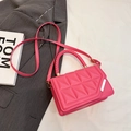 Sac bandoulière matelassé rose avec poignée tressée et texture géométrique en triangle - Rose Rouge