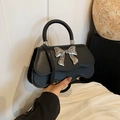 Elegante borsa a mano in pelle nera opaca con fibbia a fiocco argento e patta - Nero
