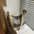 Gestrickte Umhängetasche mit gelb-blauem Wellenmuster auf einem weißen Fensterbrett - Einzelne Tasche / Hellblau