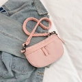 Minimalistische roze canvas crossbodytas met geweven riem en zwart metalen hardware - Roze