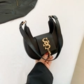 Bolso hobo negro moderno con logotipo dorado y detalle de una pequeña borla elegante - Negro