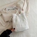 Sac seau plissé blanc minimaliste avec cordon de serrage et surpiqûres verticales - Blanc