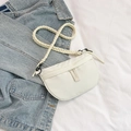 Witte nylon halve maan crossbodytas met decoratieve gevlochten touwriem en metalen gesp - Wit