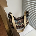 Ethno-Stricktasche mit bunten Zickzackmustern und verstellbarem beigem Leinenträger - Einzelne Tasche / Braun