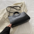 Sac à main noir pour femme avec texture crocodile, poignée ronde et bandoulière - Noir