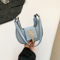 Bolso de hombro media luna azul claro en cuero sintético con cierre SS dorado y borla - Azul