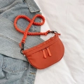 Oranje halfmaanvormige crossbodytas met geweven band en dubbele ritssluiting - Oranje