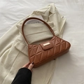 Bolso de hombro acolchado marrón con elegante hebilla de metal dorado y diseño chic - Marrón