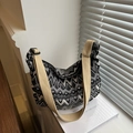 Grand sac hobo tissé avec motif zigzag noir et blanc et bandoulière jaune large - Noir