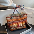 Ethnische Boho-Tragetasche mit bunten geometrischen Mustern und dekorativen Quasten - Orange
