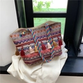 Boho-Stofftasche mit bunten geometrischen Mustern und dekorativen Quasten - Rot