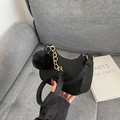 Bolso bandolera retro negro de media luna con acolchado en V y pompón de peluche - Negro