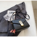 Elegante schwarze Handtasche aus Leder mit Narbenstruktur und goldenem Metallverschluss - Schwarz