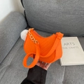 Bolso media luna de fieltro naranja con cadena dorada y colgante de pompón blanco - Naranja