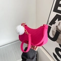 Bolso bandolera de fieltro rosa en forma de media luna con acolchado en V y pompón - Rosa rojo