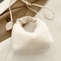 Witte pluizige handtas van imitatiebont met geplooid handvat en schouderband - Off-wit