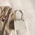 Sac sous le bras blanc texture crocodile avec chaîne dorée sur tissu blanc - Blanc
