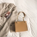 Sac à main carré marron clair embossé crocodile avec chaîne dorée sur tissu blanc - Kaki