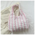 Sac fourre-tout à rayures roses et blanches en tissu bulle sur blazer blanc - Rose