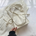 Elegante cremeweiße Beuteltasche mit Tunnelzug und silberner Kettenriemen-Detail - Weiß