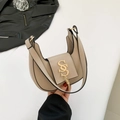 Bolso de media luna beige con hebilla en S dorada y detalle de borla elegante - Caqui